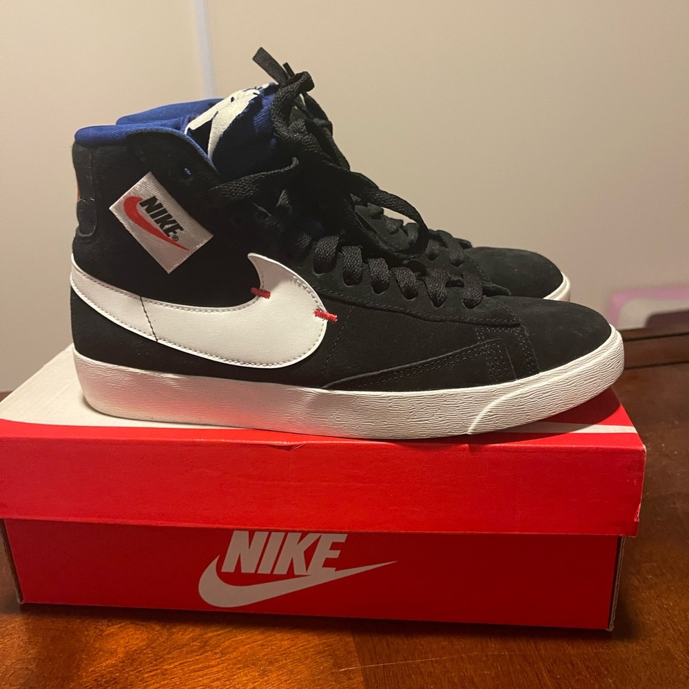 Nike Sneakers (Size 7)